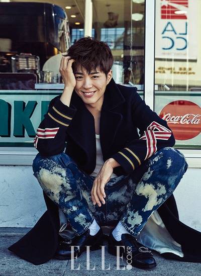 樸寶劍雜志封面畫(huà)報(bào)公開(kāi) 帥氣時(shí)尚笑容迷人