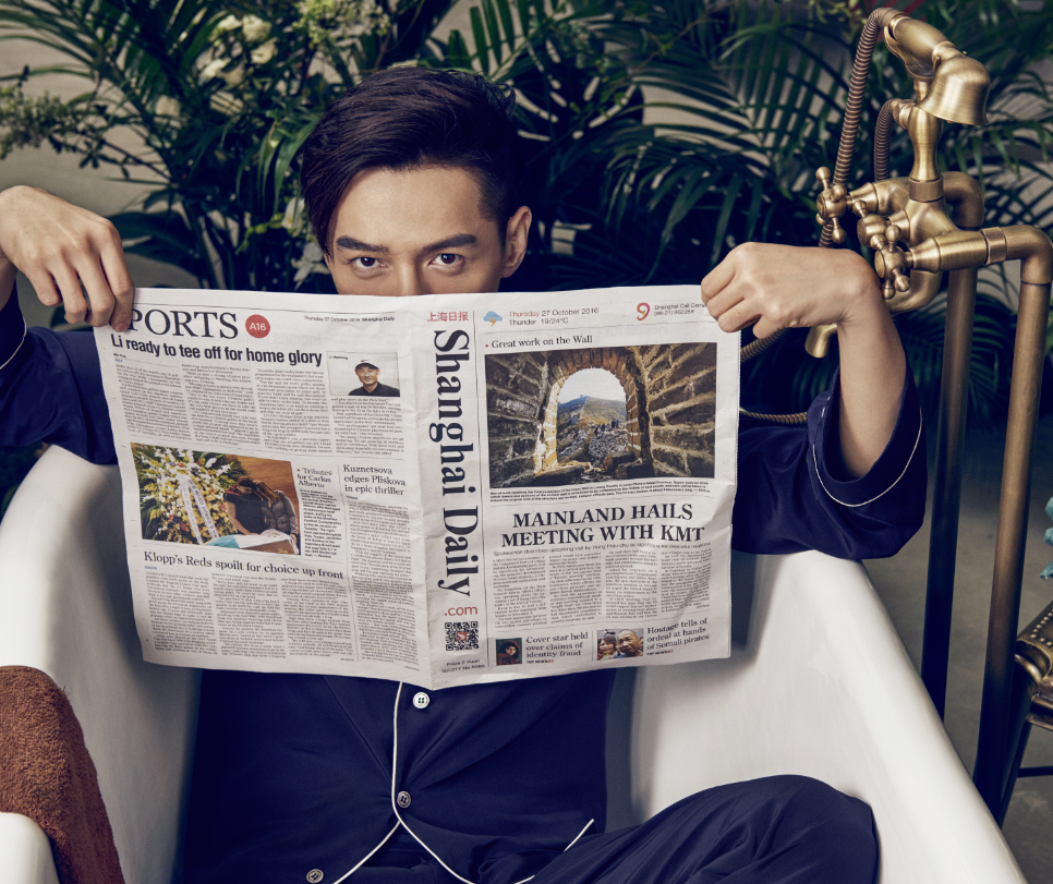 胡歌寫真帥出新高度 和龜互動(dòng)網(wǎng)友嘆:人不如龜