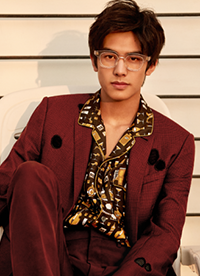 宋威龍時(shí)尚寫(xiě)真圖片 眼神清澈散發(fā)男士魅力