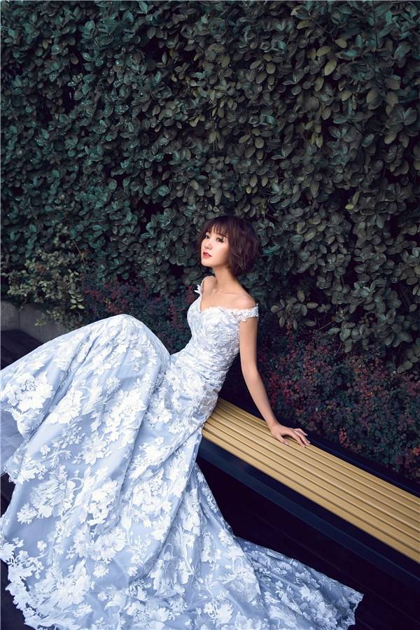 毛曉彤時(shí)尚寫真大片曝光 香肩微露美如畫