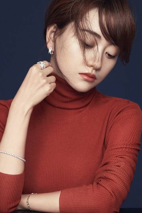 楊蓉冬日珠寶寫真 盡顯知性慵懶華貴風(fēng)