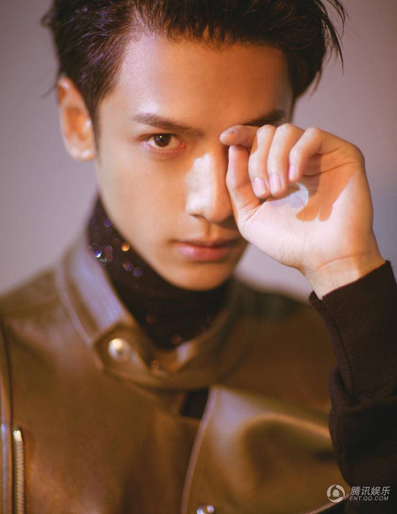 新生代小生羅云熙寫真 神情高冷而神秘