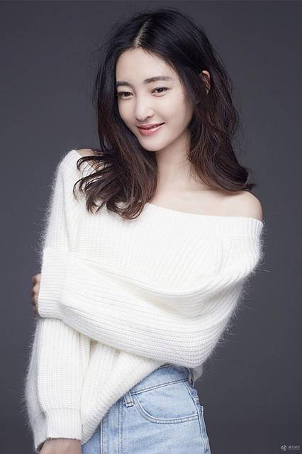 演員王麗坤暖冬寫真 香肩長腿顯別致小性感