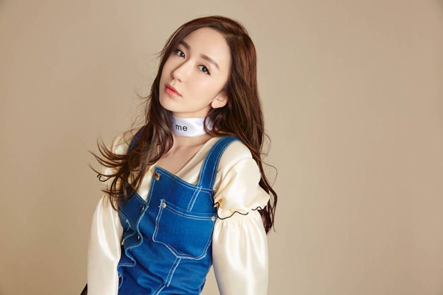 演員婁藝瀟最新寫真曝光 變身西裝美人