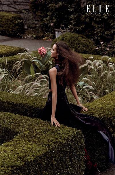 超模Emm Arruda雜志大片演繹天鵝絨的奢華時尚