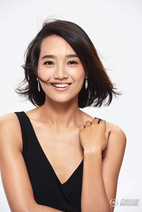 主持人朱丹黑白極簡寫真現(xiàn)性感“鎖骨殺”