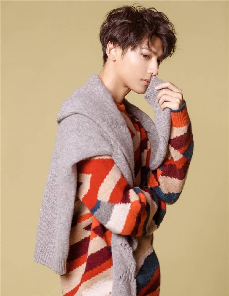 羅云熙秋冬寫真大片曝光 溫暖復(fù)古帶點(diǎn)慵懶