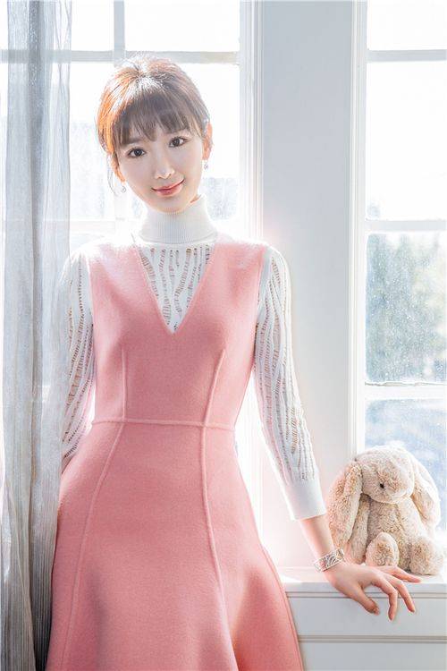 一身粉裙盡顯淑女范兒 毛曉彤側(cè)身回眸美翻天