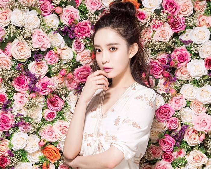 一年級(jí)孟子義寫真曝光 香肩半露性感撩人