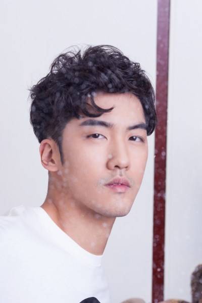 廖彥龍adson時(shí)尚寫真曝光 暖冬紳士男友力爆棚