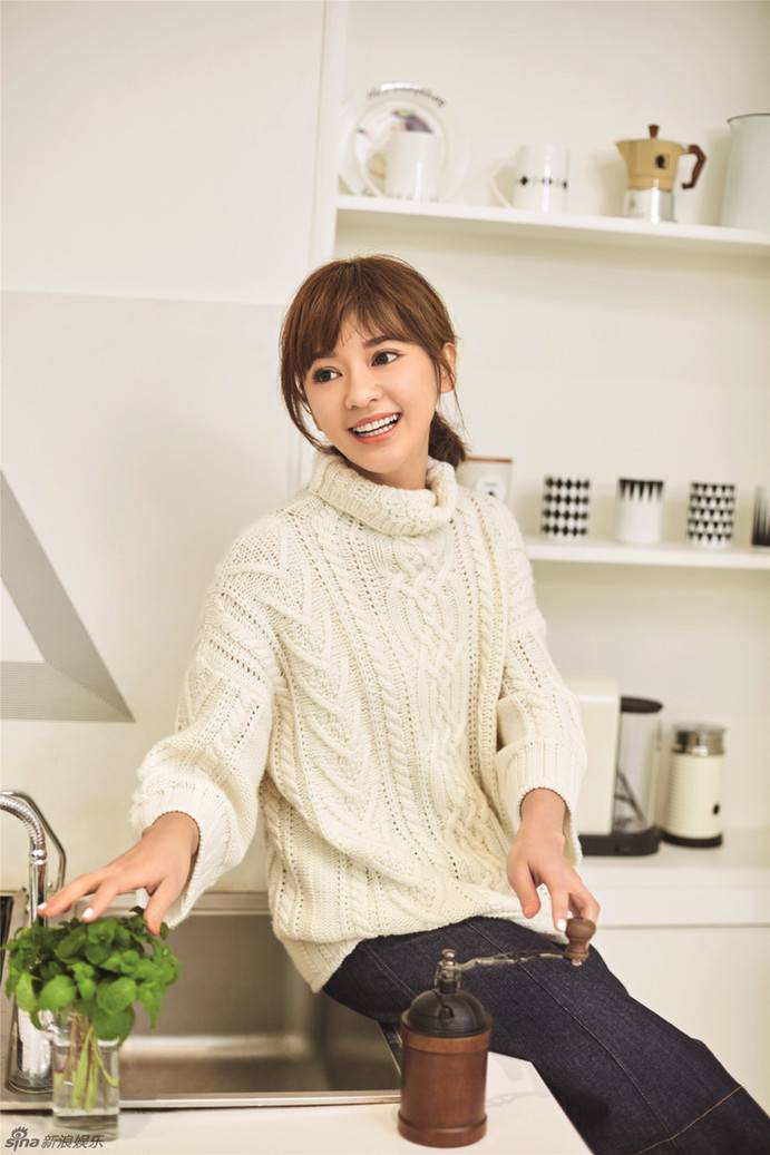 陳意涵元?dú)馍倥畬懻?素雅靈動笑眼迷人