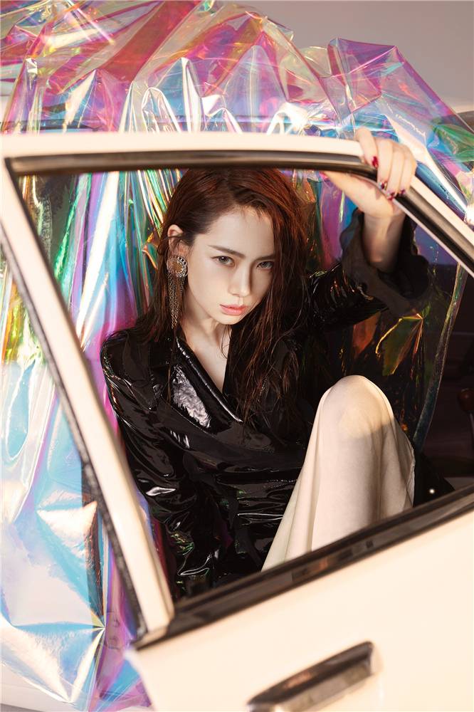 戚薇秋冬時(shí)尚寫真公開 率性綻放酷感十足