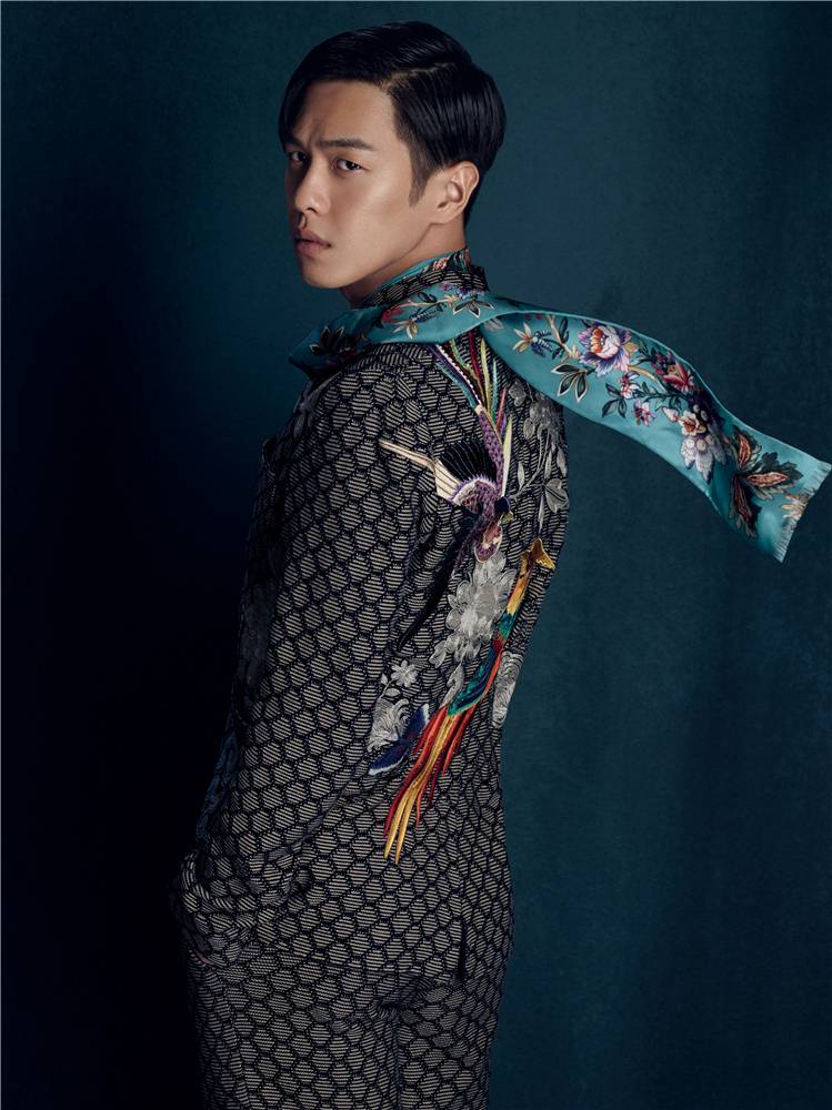 張若昀帥氣復古寫真大片 另類復古別具風格