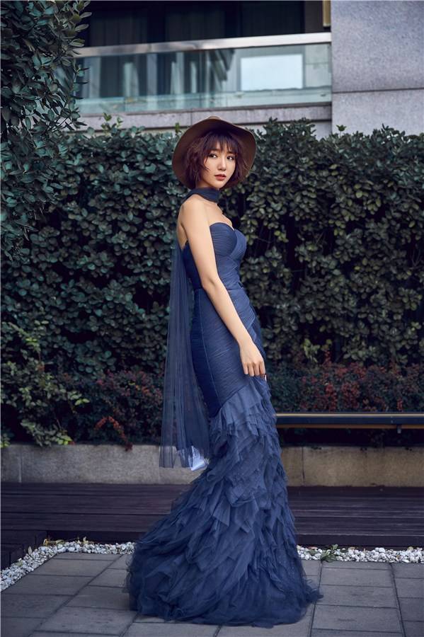毛曉彤時(shí)尚寫真大片曝光 香肩微露美如畫