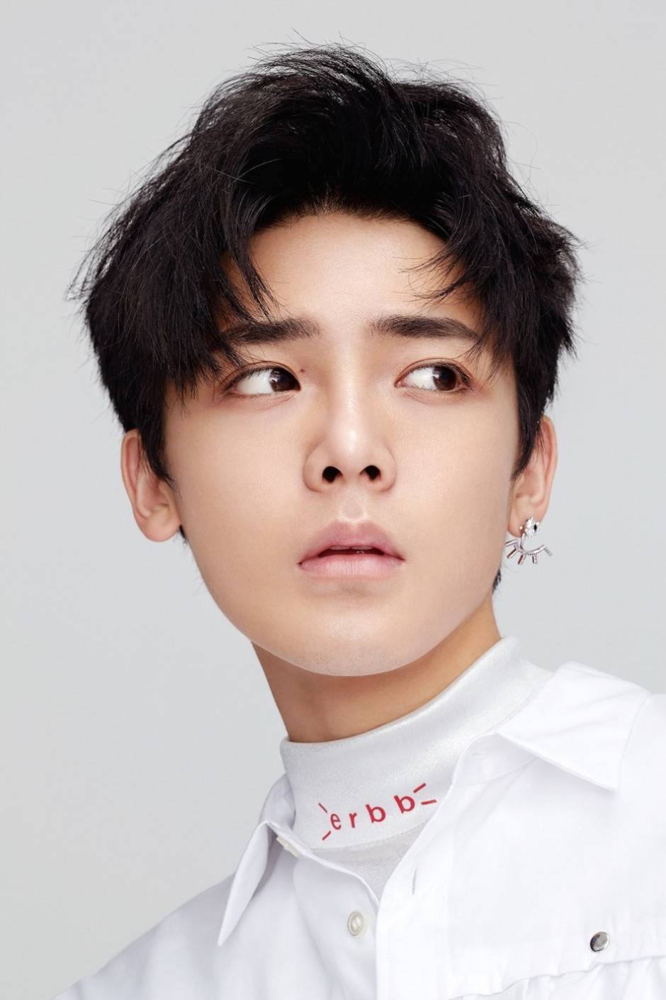 超能少年侯明昊時尚寫真 時尚造型彰顯混搭魅力