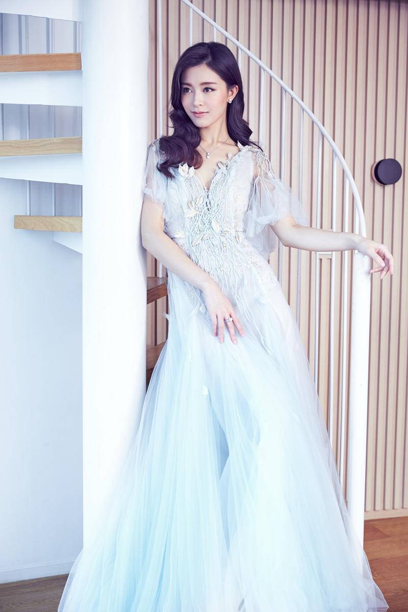 文詠珊婚紗造型寫真曝光 美目盼兮脈脈含情
