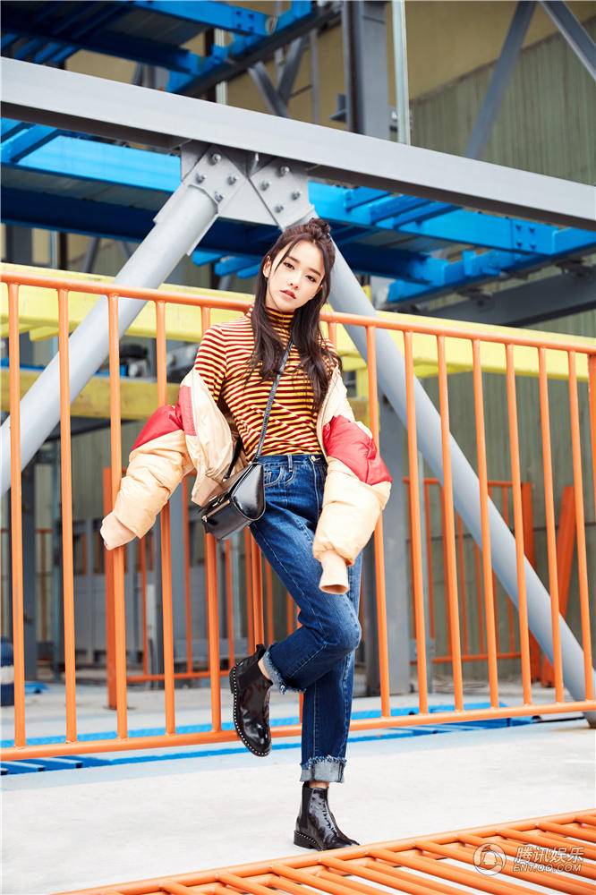 黃一琳時(shí)尚潮流街拍寫真 丸子頭少女感十足