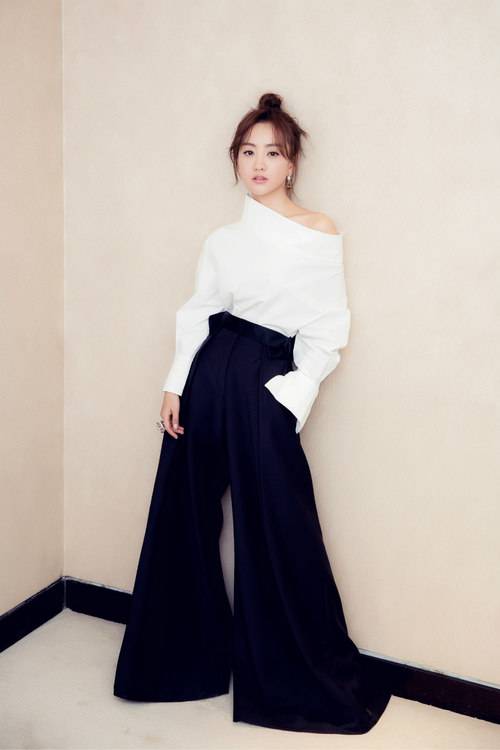 楊蓉時尚寫真曝光 小露香肩可愛又嫵媚