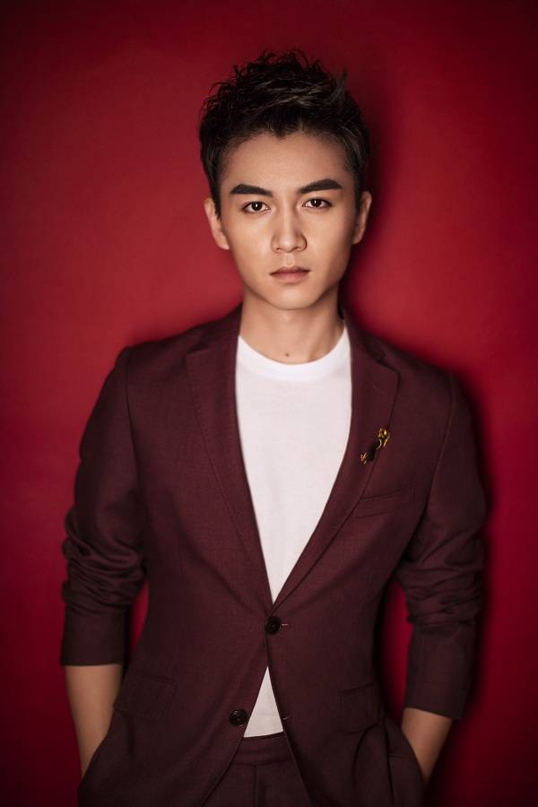 陳曉西裝寫真超時髦 目光深邃透露深沉魅力