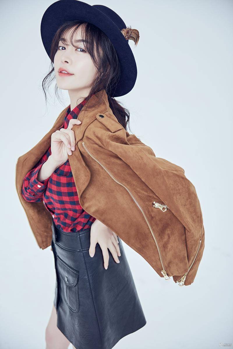 趙多娜曝時(shí)尚寫(xiě)真 冬日英倫風(fēng)搭配干練十足