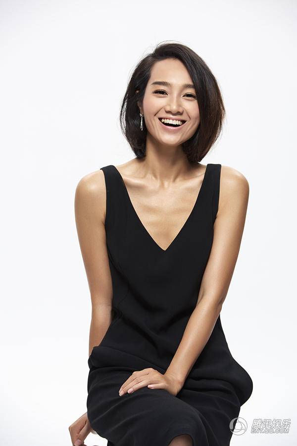 主持人朱丹黑白極簡寫真現(xiàn)性感&ldquo;鎖骨殺&rdquo;