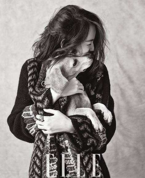 世界小姐張梓琳攜女拍寫真 母女神同步吃手曬幸福