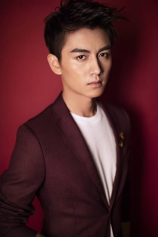 陳曉西裝寫真超時髦 目光深邃透露深沉魅力