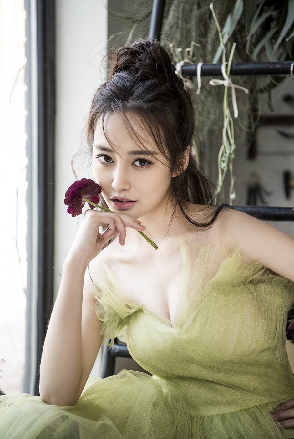 演員李純寫(xiě)真性感十足 薄紗抹胸清新嫵媚