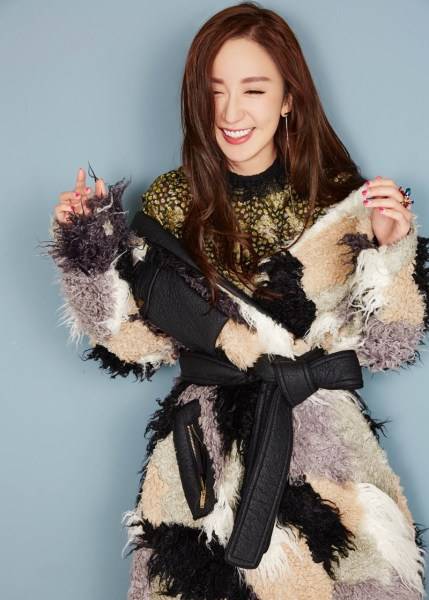 演員婁藝瀟最新寫真曝光 變身西裝美人