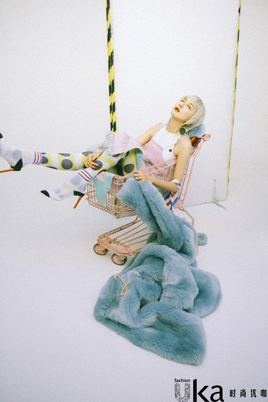 演員婁藝瀟最新寫真大片 復(fù)古時尚別具一格