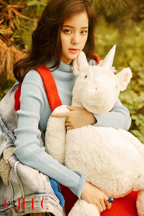 歐陽(yáng)娜娜最新寫(xiě)真封面照演繹青春精靈