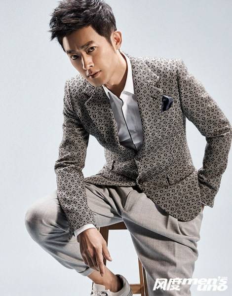 演員任泉冬日寫真大片 不羈商務(wù)氣質(zhì)驚艷