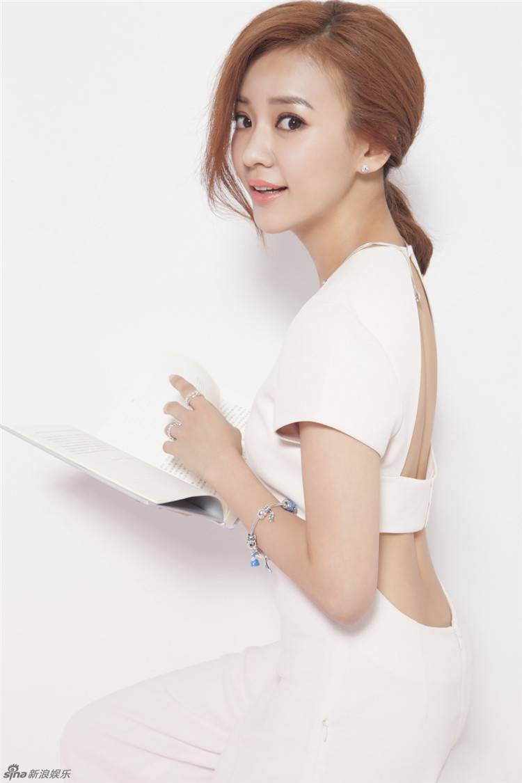 陳意涵最新寫真大片 鬼馬另類搭配顯小女人風(fēng)味