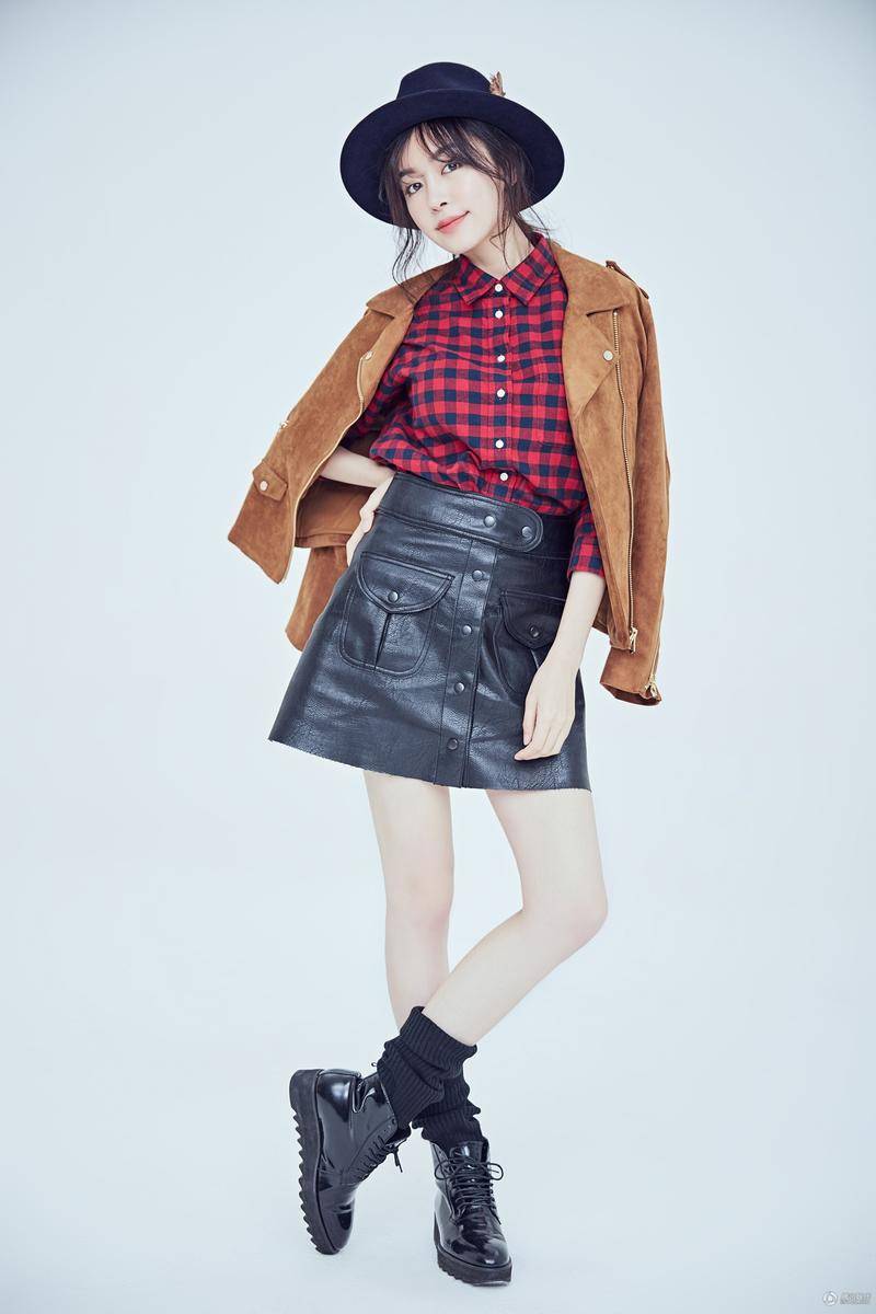 趙多娜曝時(shí)尚寫(xiě)真 冬日英倫風(fēng)搭配干練十足