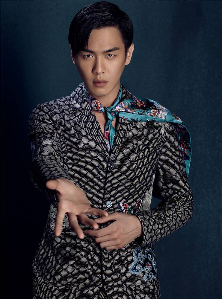 張若昀帥氣復(fù)古寫真大片 另類復(fù)古別具風(fēng)格