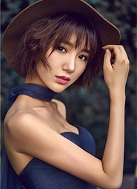 毛曉彤時尚寫真大片曝光 香肩微露美如畫