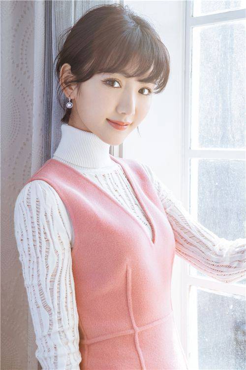 一身粉裙盡顯淑女范兒 毛曉彤側(cè)身回眸美翻天