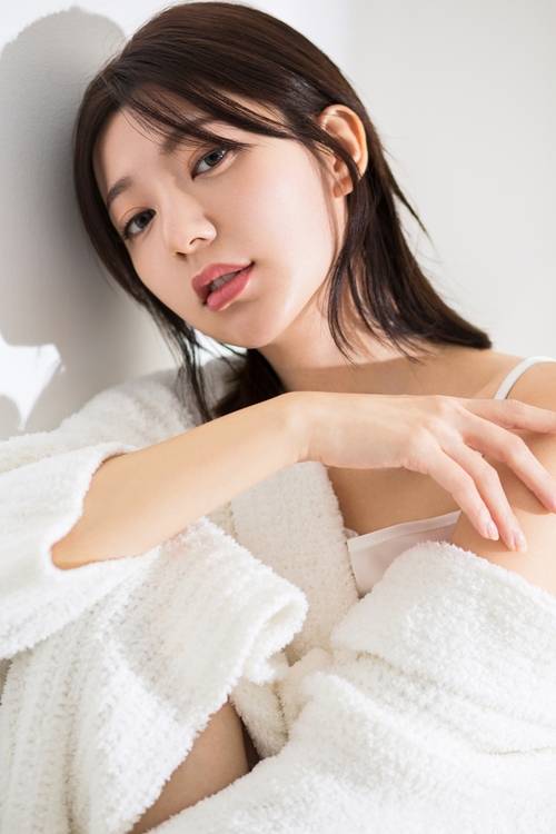 郭雪芙性感居家寫真大片 香肩微露大玩性感