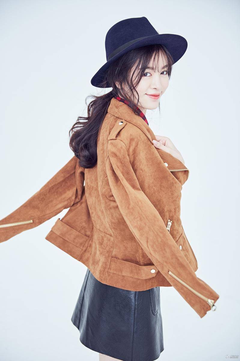 趙多娜曝時尚寫真 冬日英倫風(fēng)搭配干練十足