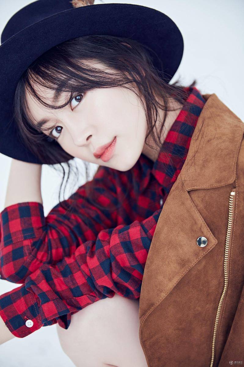 趙多娜曝時尚寫真 冬日英倫風(fēng)搭配干練十足