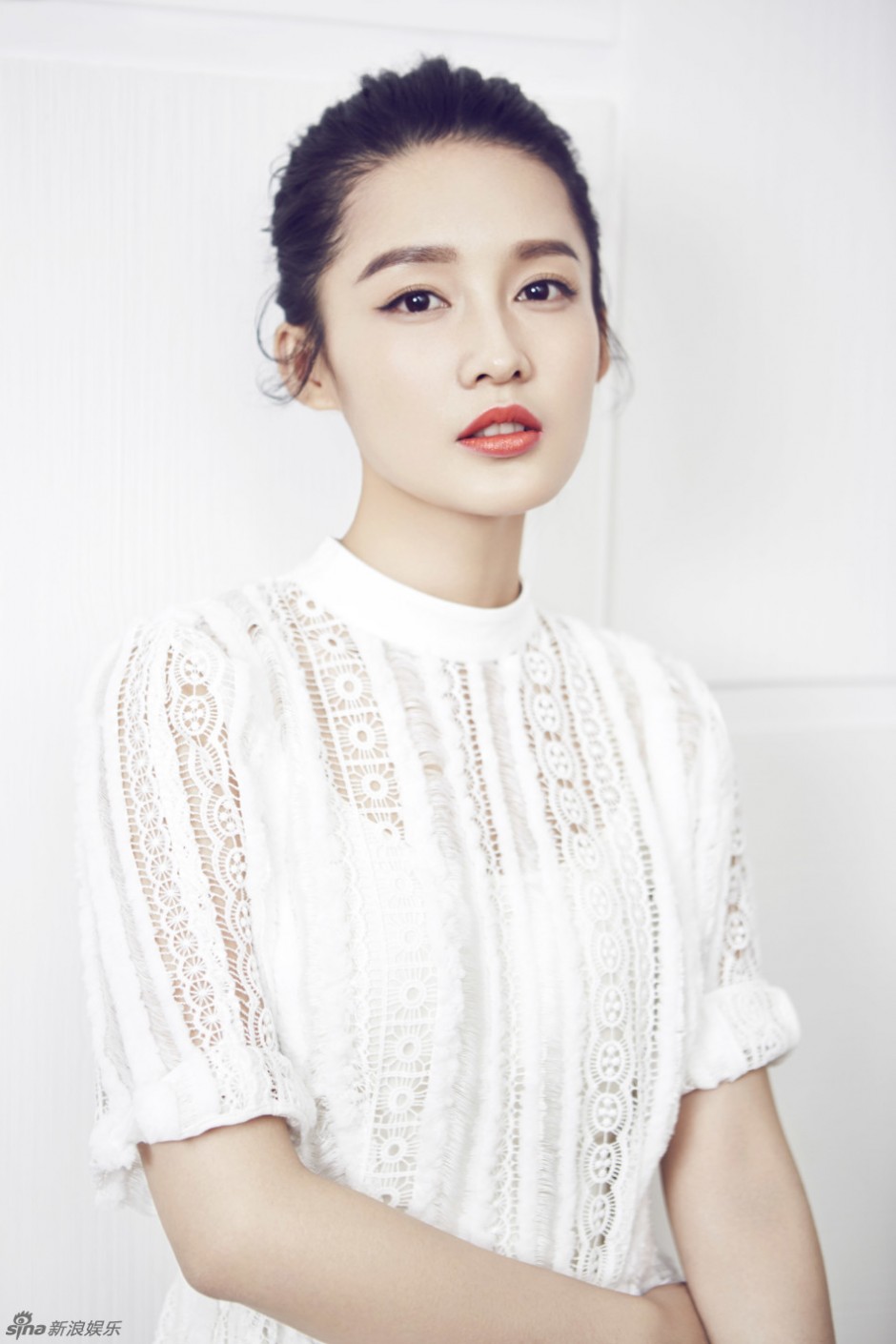 李沁時(shí)尚寫(xiě)真大片曝光 演繹百變小白裙