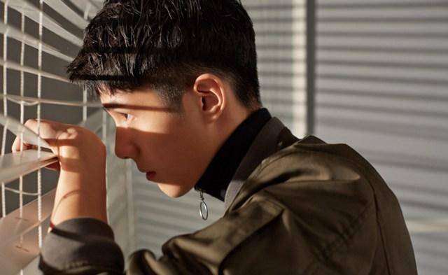 劉昊然時尚寫真大片曝光 清秀面容眼神撩妹