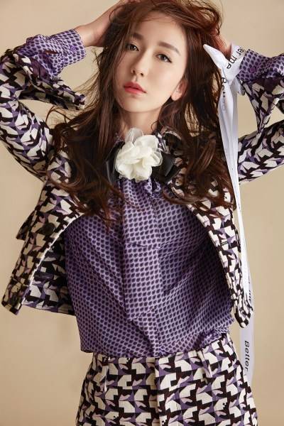 演員婁藝瀟最新寫真曝光 變身西裝美人