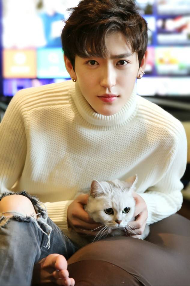 李東陽冬日寫真曝光 長腿顏贊惹人愛