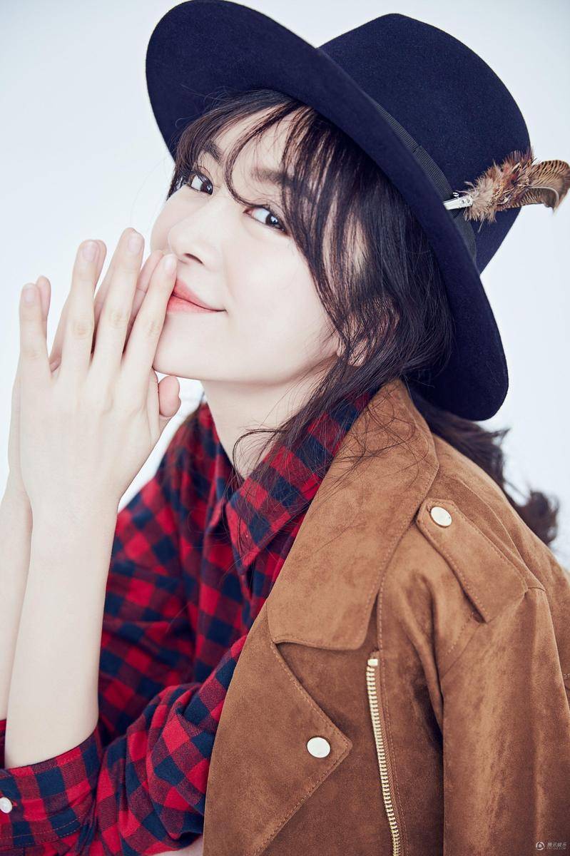 趙多娜曝時(shí)尚寫真 冬日英倫風(fēng)搭配干練十足