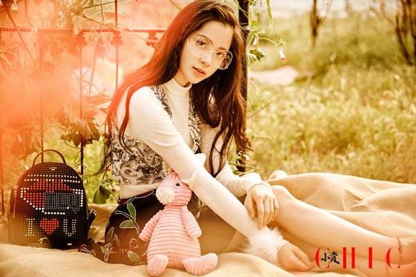 歐陽娜娜最新寫真封面照演繹青春精靈