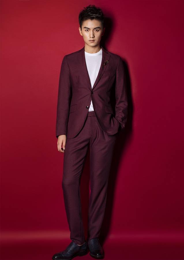 陳曉西裝寫真超時(shí)髦 目光深邃透露深沉魅力