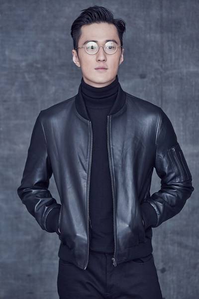 內(nèi)地演員趙炳銳寫真帥照 利落短發(fā)大展男士風范