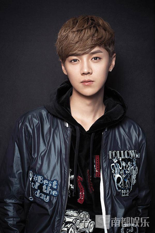 鹿晗帥氣寫真大片曝光 回眸殺撩你沒商量