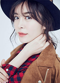 趙多娜曝時尚寫真 冬日英倫風搭配干練十足